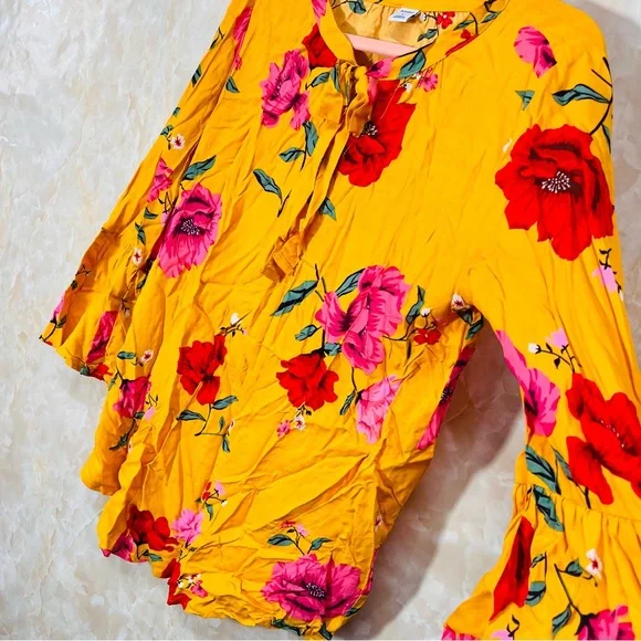 Old Navy yellow floral Hawaiian blouse size small - Picture 4 of 7